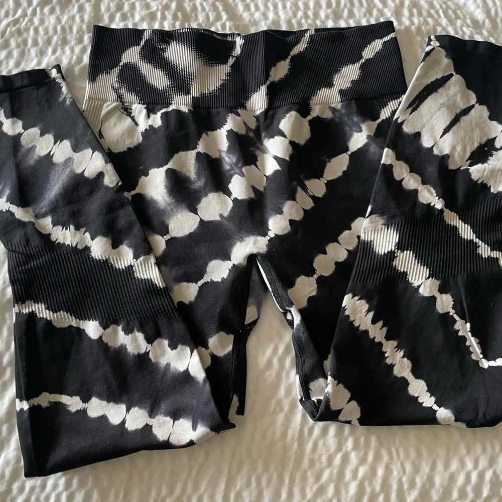 Victoria’s Secret PINK black and white tie dyed leggings yoga pants size L